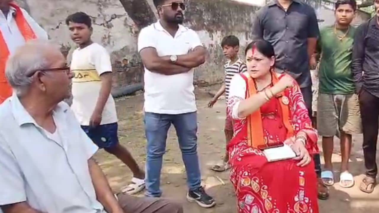 Asansol: ১৫ কেজি পাওয়ার কথা, ১২ কিলো কেন লিখছেন?, অগ্নিমিত্রা প্রশ্ন করতেই রেশন ডিলার বলেন...