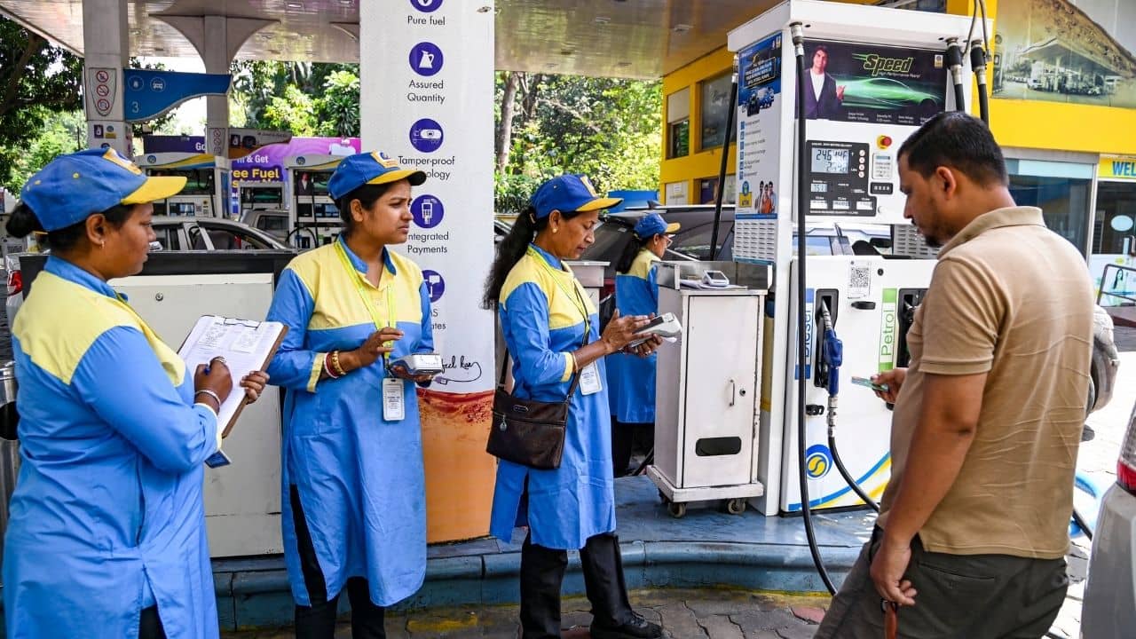 Petrol-Diesel Price Hike: হোলির আগেই খরচ বাড়ল মধ্যবিত্তের, চড়চড়িয়ে বাড়ল পেট্রোল-ডিজেলের দাম