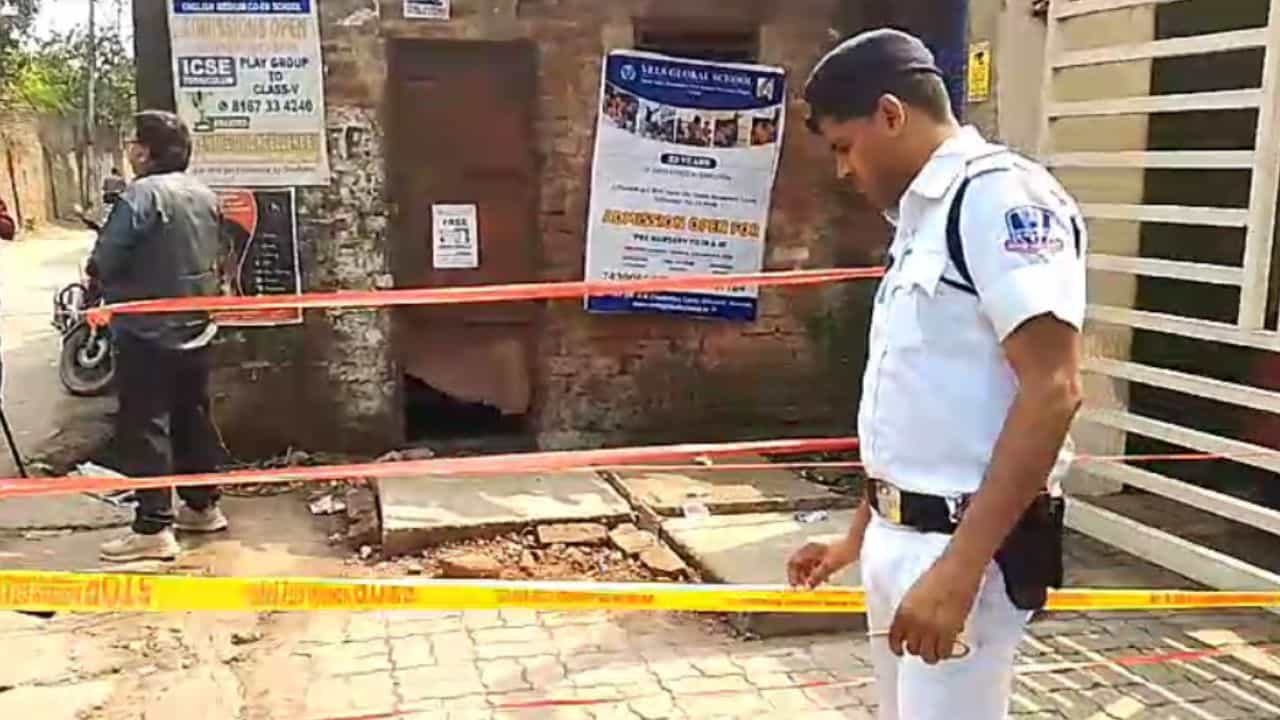Howrah: টার্গেট করেছিল সাঁকরাইলকে, ওদের 'বড় খেলা' ধরে ফেলল বাংলার পুলিশ Howrah: টার্গেট করেছিল সাঁকরাইলকে, ওদের 'বড় খেলা' ধরে ফেলল বাংলার পুলিশ