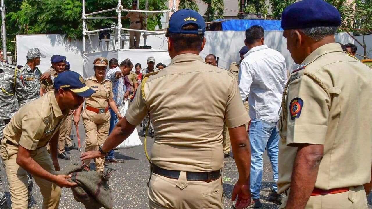 কালো ওগুলো গিজগিজ করছিল চারিদিকে, দেখেই পুলিশের হৃৎপিণ্ড হাতে চলে এল!
