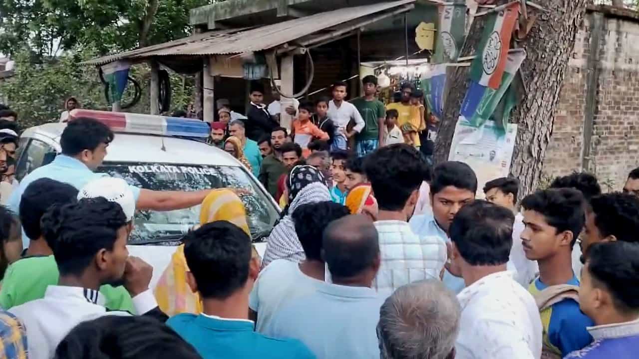 Police attacked: এবার ভাঙড়! ফের আক্রান্ত পুলিশ, পাল্টা অ্যাকশন নিতেই গাড়ি ঘিরে বিক্ষোভ গ্রামবাসীদের