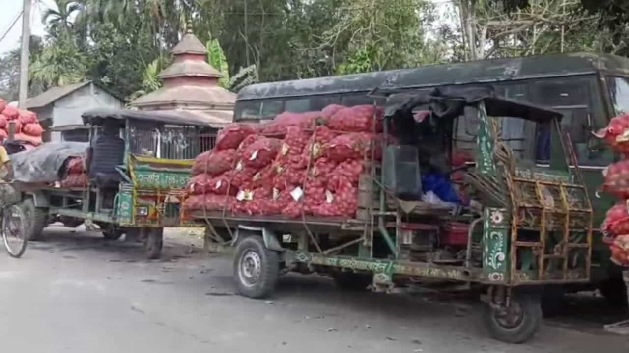 Potato crisis: দাম নেই! তাও আলু নিয়ে টানাটানি, হিমঘরের সামনে এক্কেবারে 'যুদ্ধের' মেজাজ Potato crisis: দাম নেই! তাও আলু নিয়ে টানাটানি, হিমঘরের সামনে এক্কেবারে 'যুদ্ধের' মেজাজ