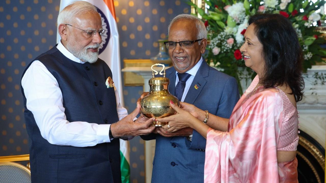 PM Modi: মরিশাস সফরে প্রধানমন্ত্রী নরেন্দ্র মোদী, সে দেশের প্রেসিডেন্টকে উপহার হিসাবে দিলেন মহাকুম্ভের জল, স্ত্রীকে দিলেন বেনারসি PM Modi: মরিশাস সফরে প্রধানমন্ত্রী নরেন্দ্র মোদী, সে দেশের প্রেসিডেন্টকে উপহার হিসাবে দিলেন মহাকুম্ভের জল, স্ত্রীকে দিলেন বেনারসি