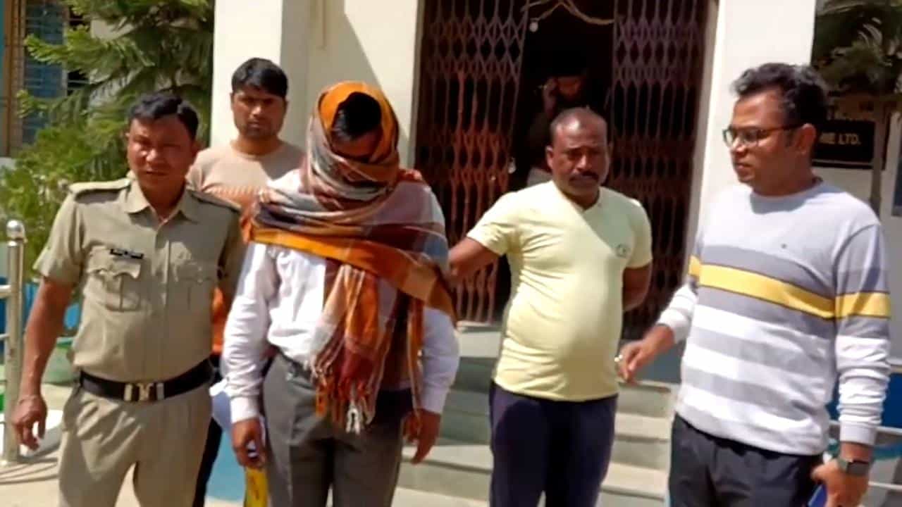 Govt Job: ভূগোলের অধ্যাপকের ইতিহাস জেনে গেল পুলিশ! Govt Job: ভূগোলের অধ্যাপকের ইতিহাস জেনে গেল পুলিশ!
