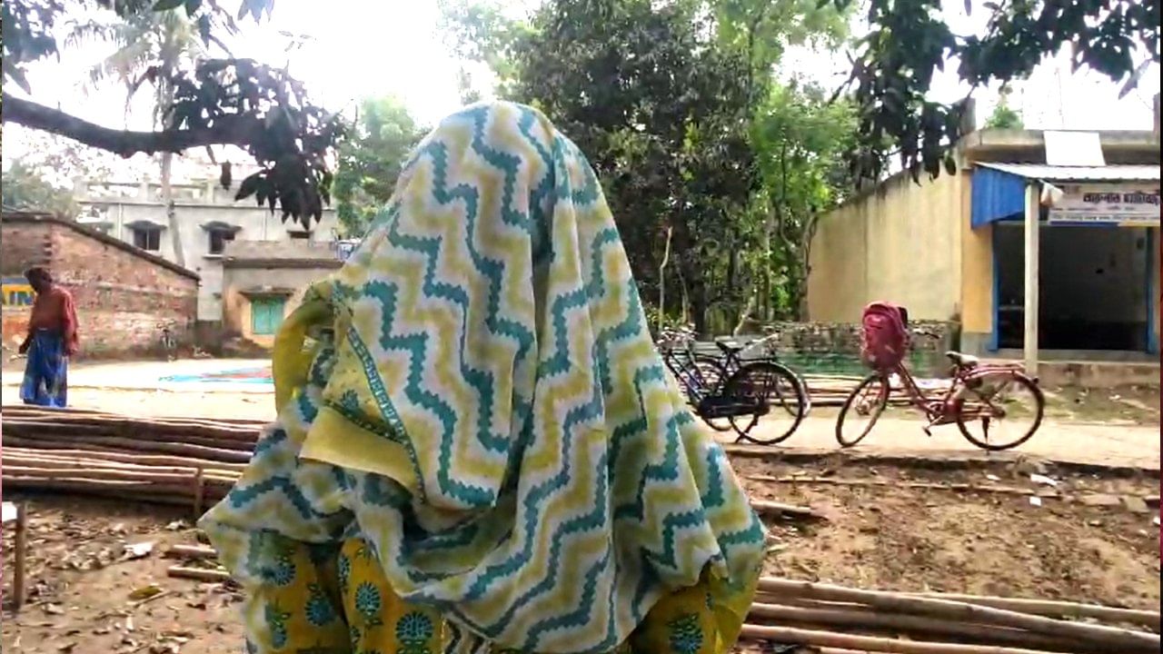 Purba Bardhaman: রাতে ছাত্রীদের ফোনে অশ্লীল মেসেজ, পড়ানোর নামে শরীরে স্পর্শ, একই স্কুলের ৩ শিক্ষকের বিরুদ্ধে থানায় অভিযোগ দায়ের Purba Bardhaman: রাতে ছাত্রীদের ফোনে অশ্লীল মেসেজ, পড়ানোর নামে শরীরে স্পর্শ, একই স্কুলের ৩ শিক্ষকের বিরুদ্ধে থানায় অভিযোগ দায়ের