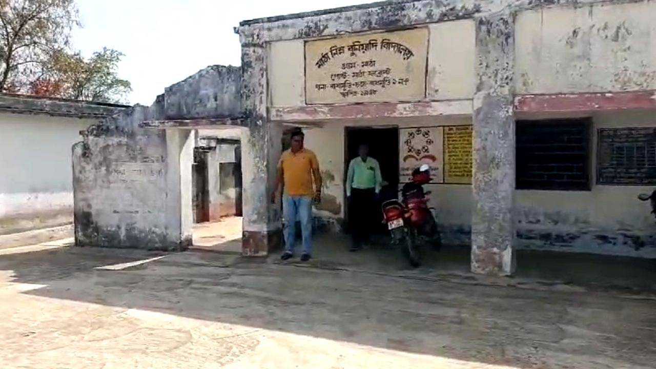 Purulia: ছাত্রদের দিয়ে ঝাঁট দেওয়ান হেডমাস্টার! অভিযোগ উঠতেই বললেন, আমি তৃণমূল করি...