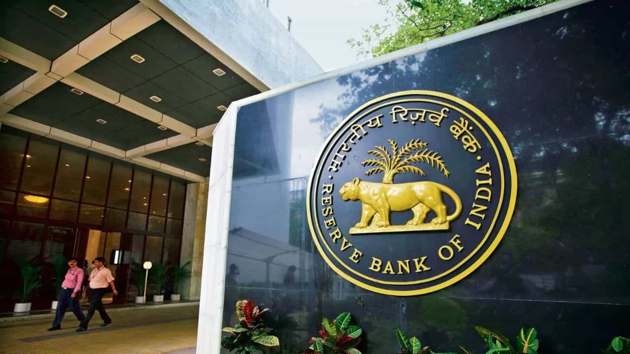 Fixed Deposit in Banks: ব্যাঙ্কে ৫ লক্ষ টাকার বেশি রেখেছেন? খুব সাবধান! খোয়া যেতে পারে অনেকটাই... Fixed Deposit in Banks: ব্যাঙ্কে ৫ লক্ষ টাকার বেশি রেখেছেন? খুব সাবধান! খোয়া যেতে পারে অনেকটাই...