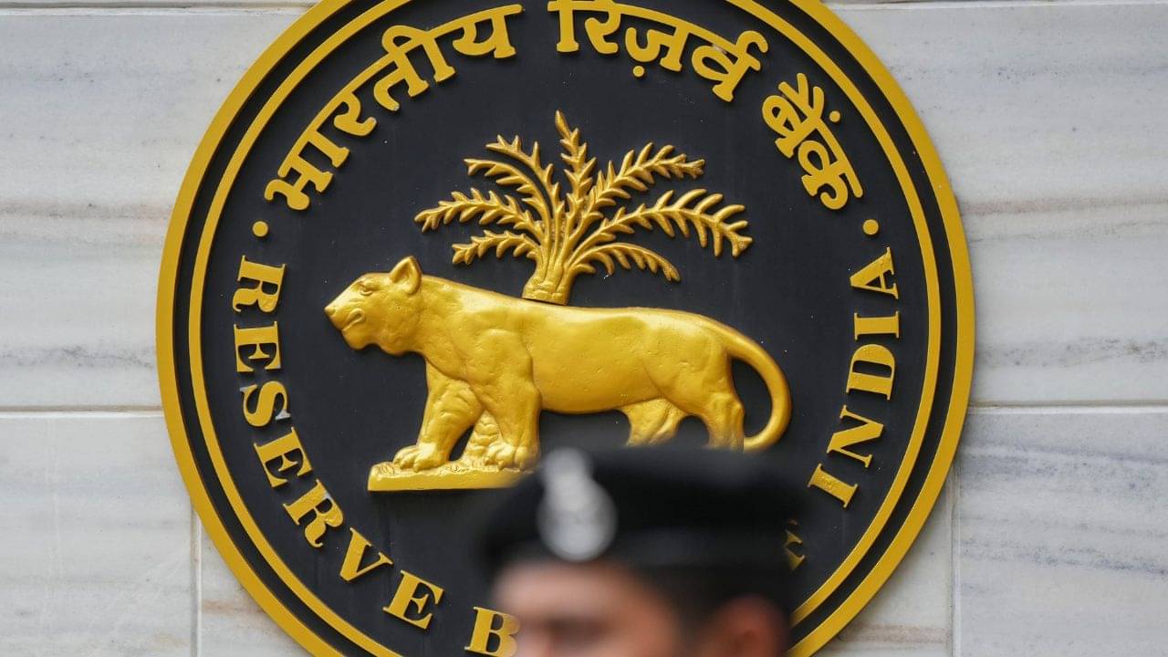 Axis Bank, ICICI Bank সহ ৫ ব্যাঙ্কের বিরুদ্ধে RBI-র বড় পদক্ষেপ, গ্রাহকরা জেনে রাখুন