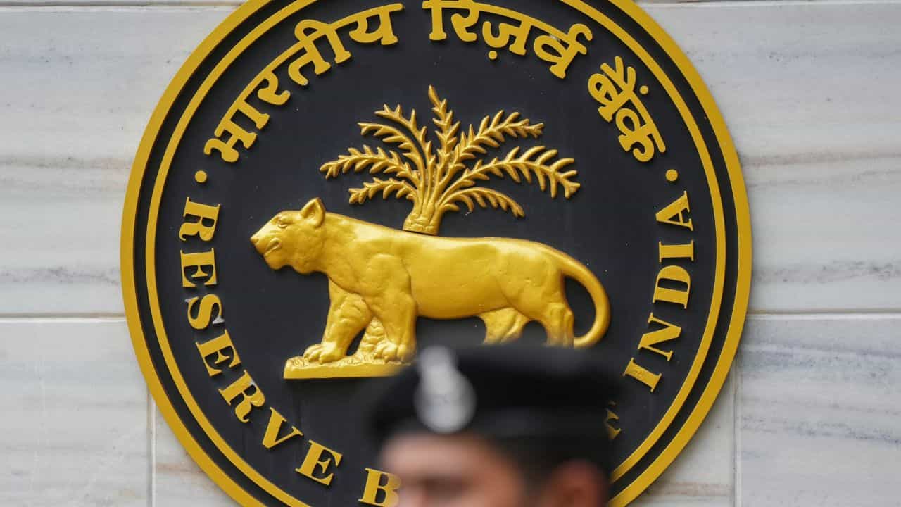বিরাট জরিমানা, HDFC সহ একাধিক ব্যাঙ্কের উপরে নামল RBI-র খাঁড়া, গ্রাহকদের কী হবে? বিরাট জরিমানা, HDFC সহ একাধিক ব্যাঙ্কের উপরে নামল RBI-র খাঁড়া, গ্রাহকদের কী হবে?