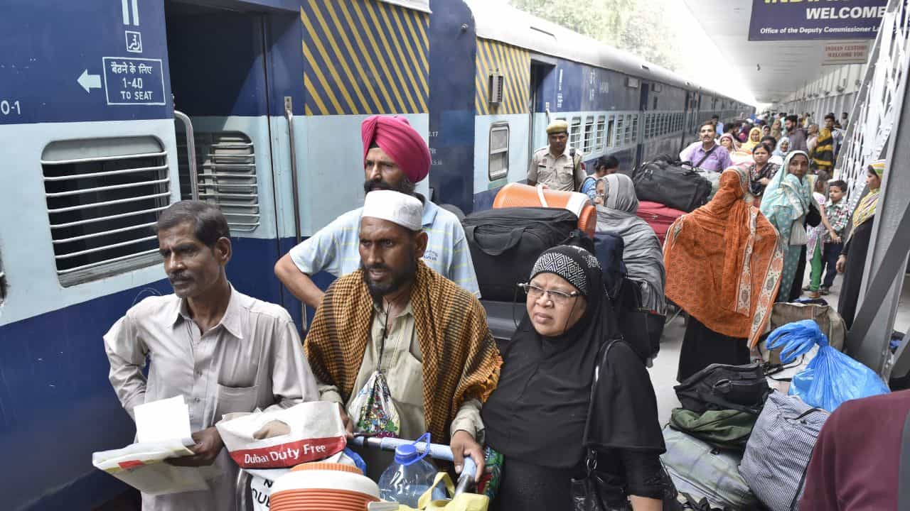 Railways Ticketing System: মেট্রোর কায়দায় বড় বদল আসছে রেলেও, বিনা টিকিটে ভ্রমণের কথা ভুলে যান পুরোপুরি Railways Ticketing System: মেট্রোর কায়দায় বড় বদল আসছে রেলেও, বিনা টিকিটে ভ্রমণের কথা ভুলে যান পুরোপুরি