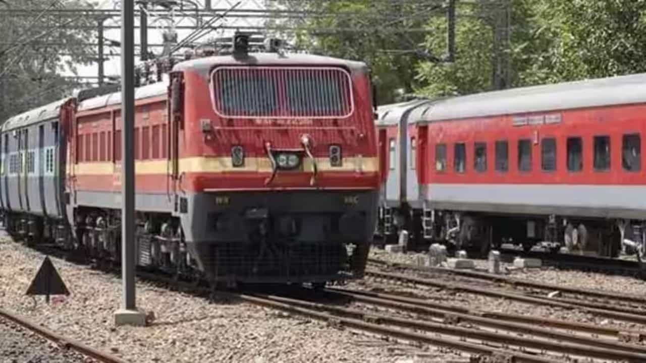 Railways: বন্দে ভারত-রাজধানীকেও পিছনে ফেলে দিচ্ছে এই ট্রেন, কোনও স্টপেজ ছাড়াই দৌড়ায় ৫০০ কিমি Railways: বন্দে ভারত-রাজধানীকেও পিছনে ফেলে দিচ্ছে এই ট্রেন, কোনও স্টপেজ ছাড়াই দৌড়ায় ৫০০ কিমি