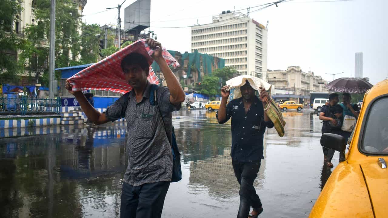 Weather Latest Update: বুধবার থেকে বৃষ্টি! কোন-কোন জেলায় হবে? জানুন লেটেস্ট আপডেট Weather Latest Update: বুধবার থেকে বৃষ্টি! কোন-কোন জেলায় হবে? জানুন লেটেস্ট আপডেট