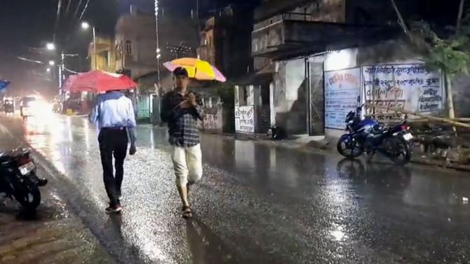 রাত বাড়তেই বৃষ্টির দাপট বাড়ল পশ্চিমের জেলাগুলিতে, গরমে স্বস্তি মিললে