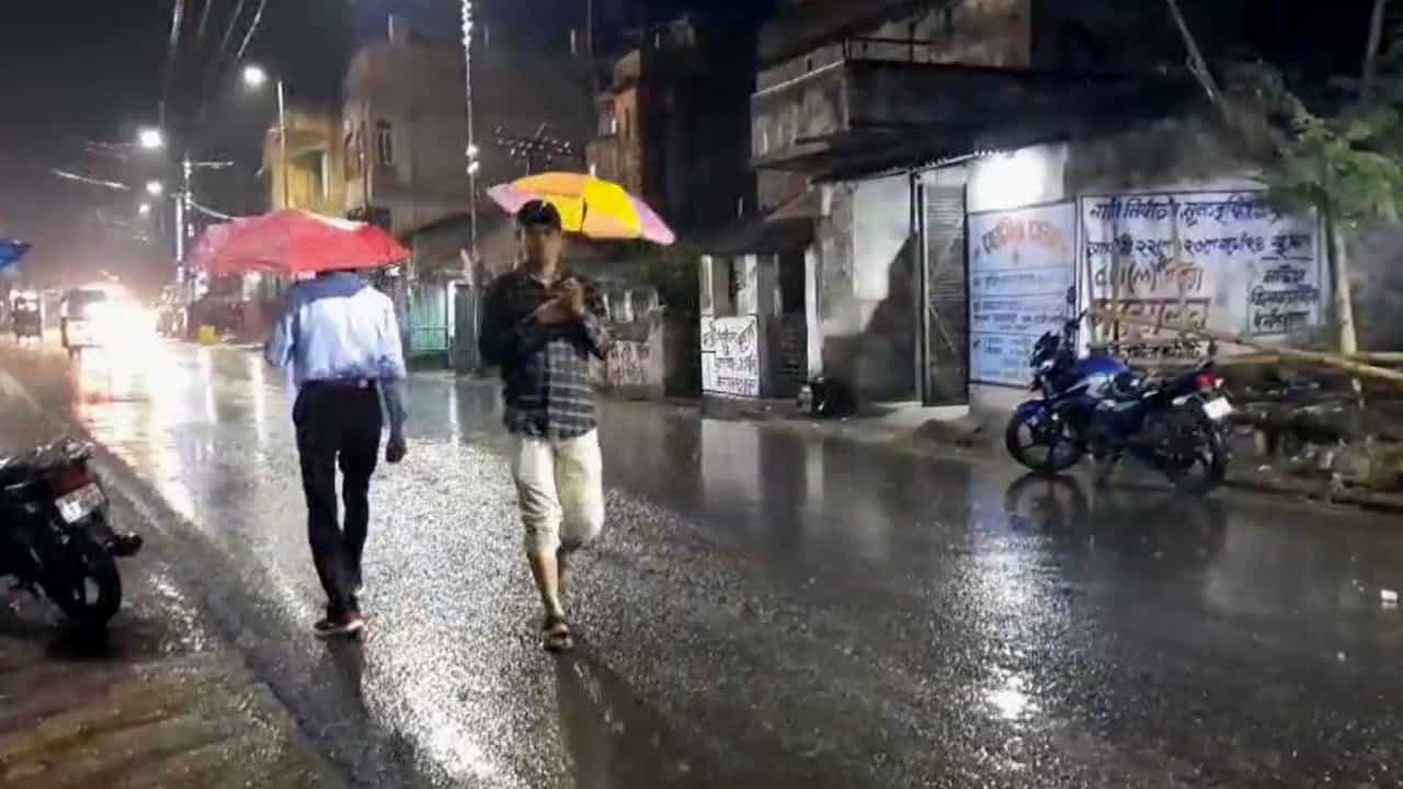 Weather Update: রাত বাড়তেই বৃষ্টির দাপট বাড়ল পশ্চিমের জেলাগুলিতে, গরমে স্বস্তি মিললেও মাথায় হাত চাষিদের Weather Update: রাত বাড়তেই বৃষ্টির দাপট বাড়ল পশ্চিমের জেলাগুলিতে, গরমে স্বস্তি মিললেও মাথায় হাত চাষিদের