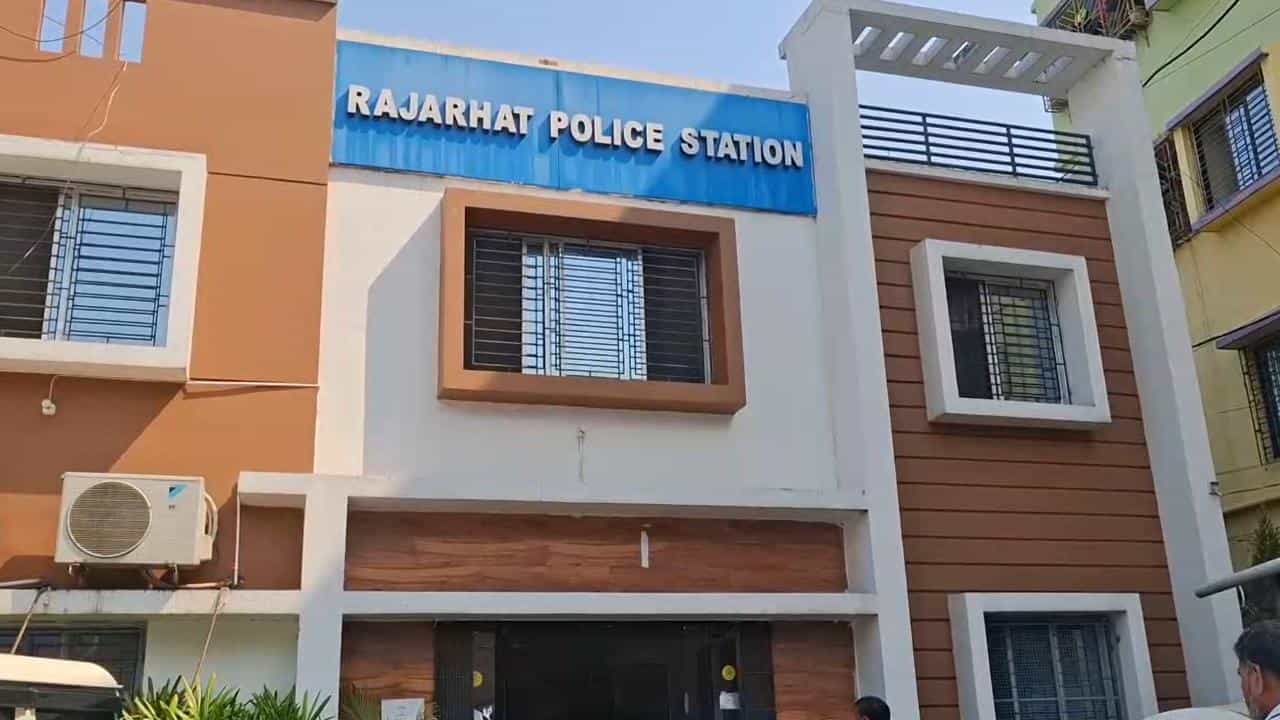 Rajarhat: ভয়ে ৩ মাস চুপ করেছিল ১২ বছরের মেয়েটা, অসুস্থ হতেই সবটা বেরিয়ে এল! সোজা রাজারহাট থানায় ছুটল পরিবার Rajarhat: ভয়ে ৩ মাস চুপ করেছিল ১২ বছরের মেয়েটা, অসুস্থ হতেই সবটা বেরিয়ে এল! সোজা রাজারহাট থানায় ছুটল পরিবার