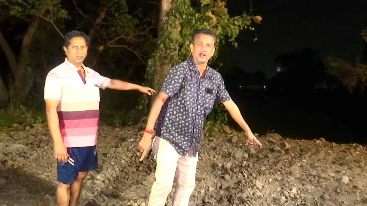 Rajarhat: ‘পুলিশ বলছে বাধা দিলেই গ্রেফতার করব’, পুকুর ভরাটের অভিযোগ ব্যাপক উত্তেজনা রাজারহাটে