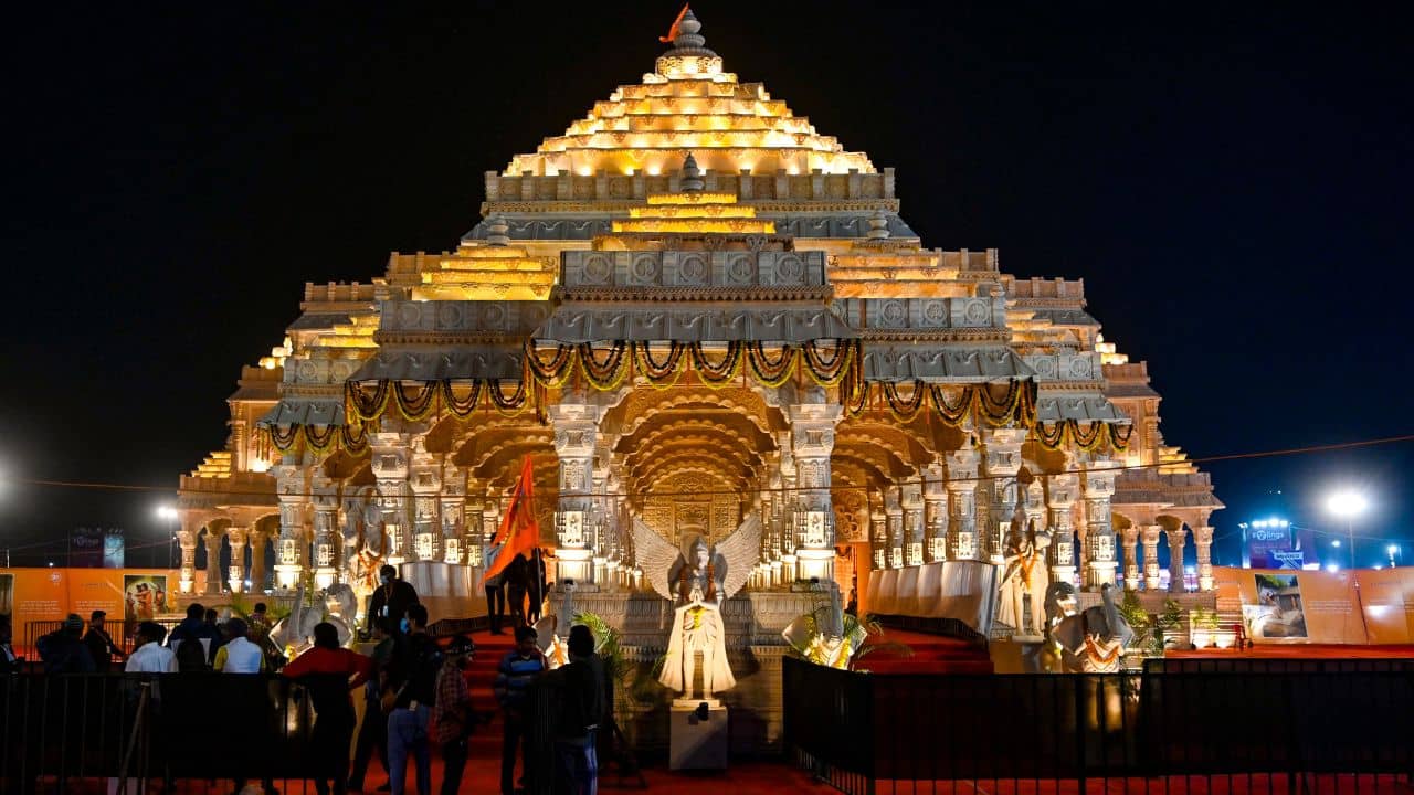 Ram Mandir: রামমন্দিরের সামনে জুতোর পাহাড়, চটি সরাতে জেসিবি ডাকতে হচ্ছে প্রশাসনকে! কারণ জানলে চমকে যাবেন