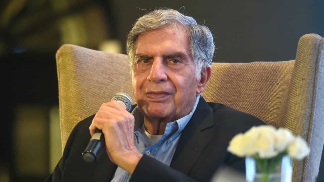Ratan Tata: পুলিশের বাইকের পেট্রোল ট্যাঙ্কে চিনি ঢেলে দিতেন রতন টাটা, কারণটা জানলে অবাক হবেন Ratan Tata: পুলিশের বাইকের পেট্রোল ট্যাঙ্কে চিনি ঢেলে দিতেন রতন টাটা, কারণটা জানলে অবাক হবেন
