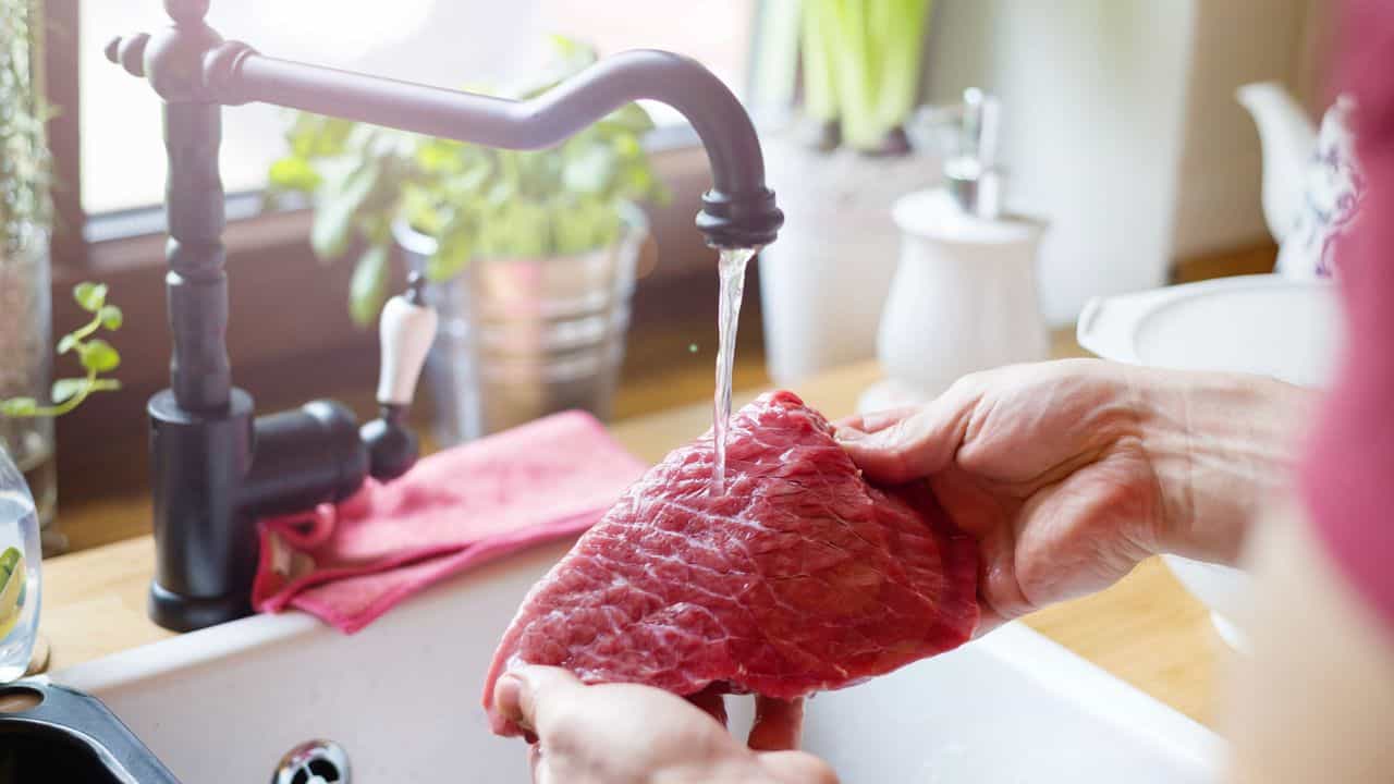 Daily Life Hacks: মাংস ধোয়ার পরে হাত থেকে গন্ধ যাচ্ছে না? নিমেষে দূর করবেন কী করে? Daily Life Hacks: মাংস ধোয়ার পরে হাত থেকে গন্ধ যাচ্ছে না? নিমেষে দূর করবেন কী করে?