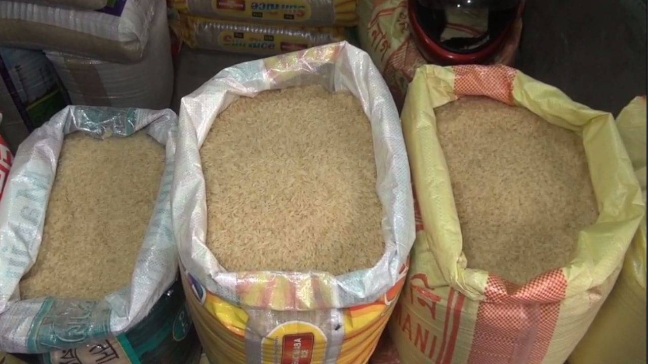 Rice: মাথায় হাত মধ্যবিত্তের কপালে, ফের বেড়ে গেল চালের দাম