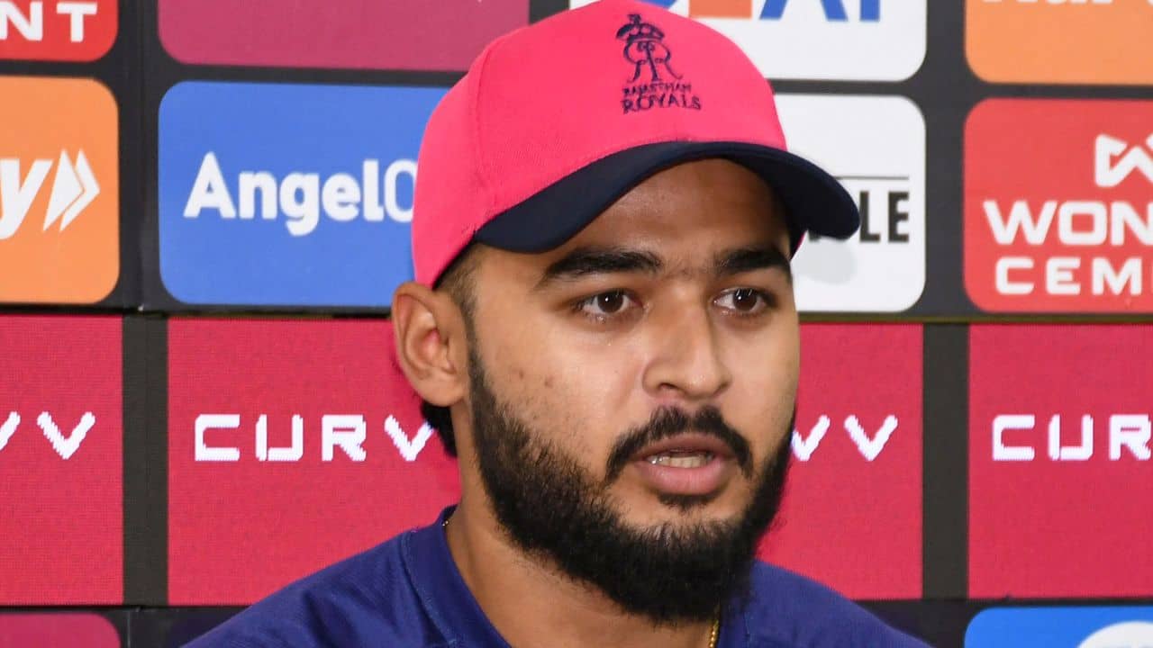 Riyan Parag: সেলফি তুলেই নিরাপত্তারক্ষীদের দিকে ফোন ছুঁড়ে বিতর্কের কেন্দ্রে রিয়ান পরাগ