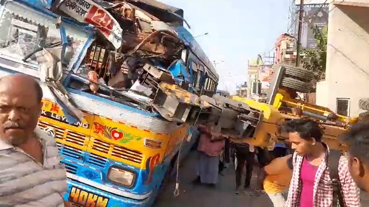 Road Accident: তার কাছে নাকি হার মানে রকেটের গতিও! সেই ‘দুরন্ত’ L238-র সঙ্গে মুখোমুখি সংঘর্ষ জেসিবি-র, আশঙ্কাজনক ৩