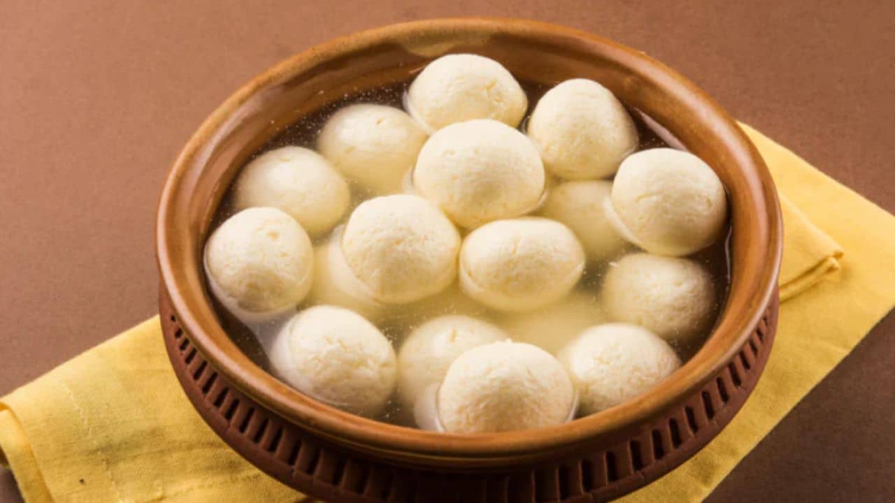 মিষ্টি খাওয়ার পরই জল খেয়ে নিচ্ছেন! জানেন কী কী হচ্ছে শরীরের ভিতর?