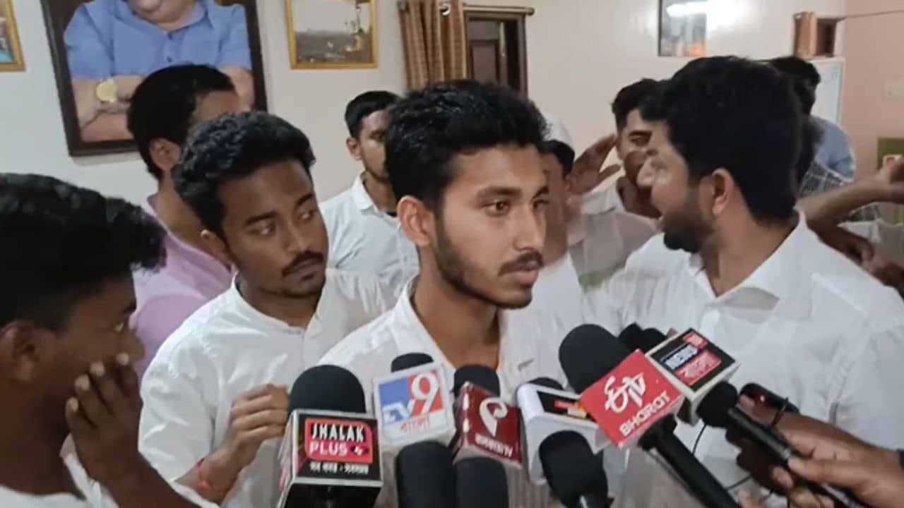 SFI: JU-এর তপ্ত পরিস্থিতির মধ্যেই SFI থেকে TMCPতে যোগদান ২০০ পড়ুয়ার