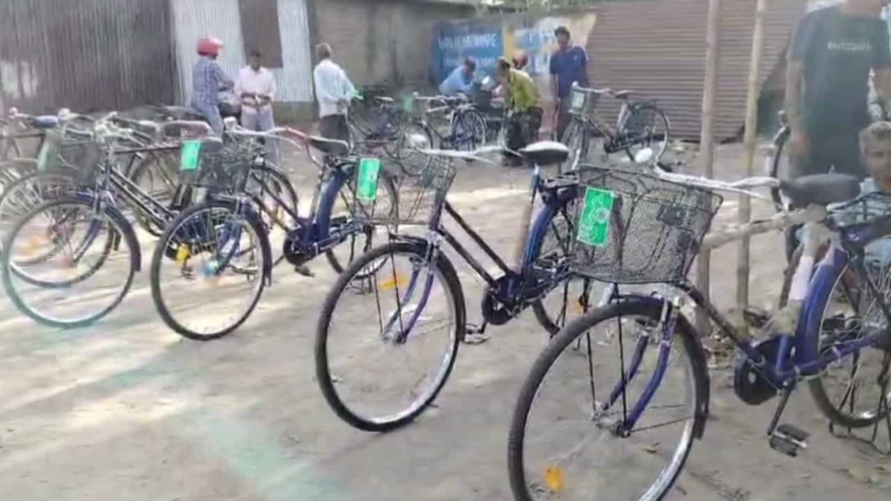 Sabuj Sathi: ১৮০০ থেকে ২০০০ টাকায় বিক্রি হচ্ছে সবুজ সাথীর সাইকেল? TMC নেতা বললেন 'গুজব' Sabuj Sathi: ১৮০০ থেকে ২০০০ টাকায় বিক্রি হচ্ছে সবুজ সাথীর সাইকেল? TMC নেতা বললেন 'গুজব'