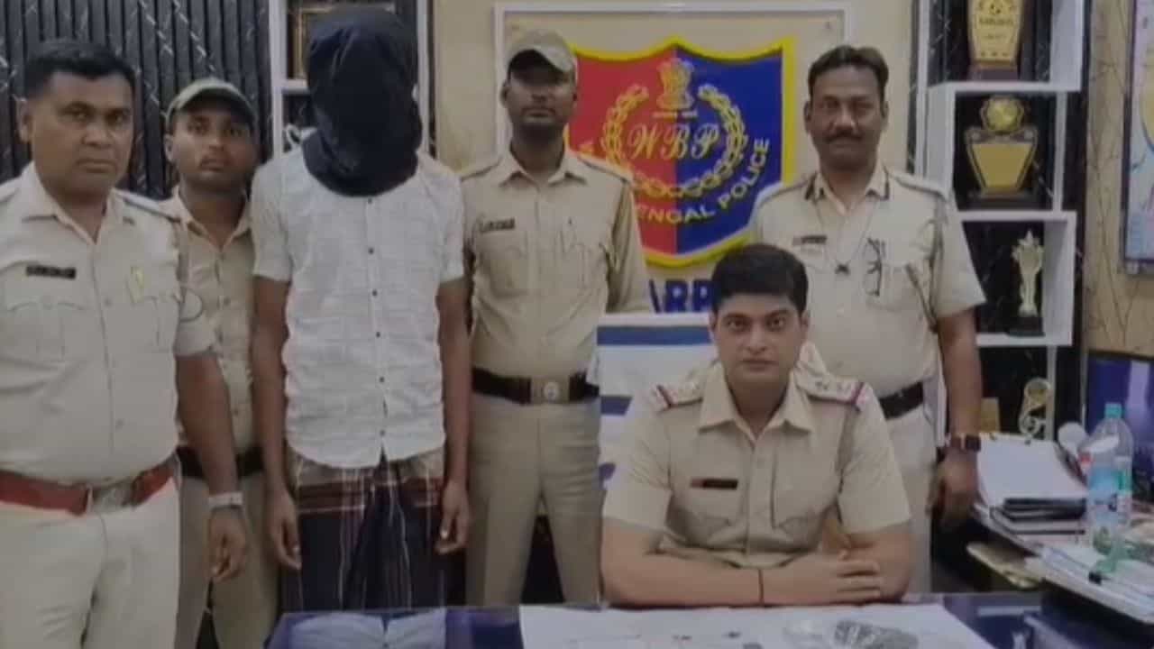 Sagarpara: BSF-এর রাস্তার উপরেই! ভাসানের কাছ থেকে যা মিল স্তম্ভিত পুলিশ Sagarpara: BSF-এর রাস্তার উপরেই! ভাসানের কাছ থেকে যা মিল স্তম্ভিত পুলিশ