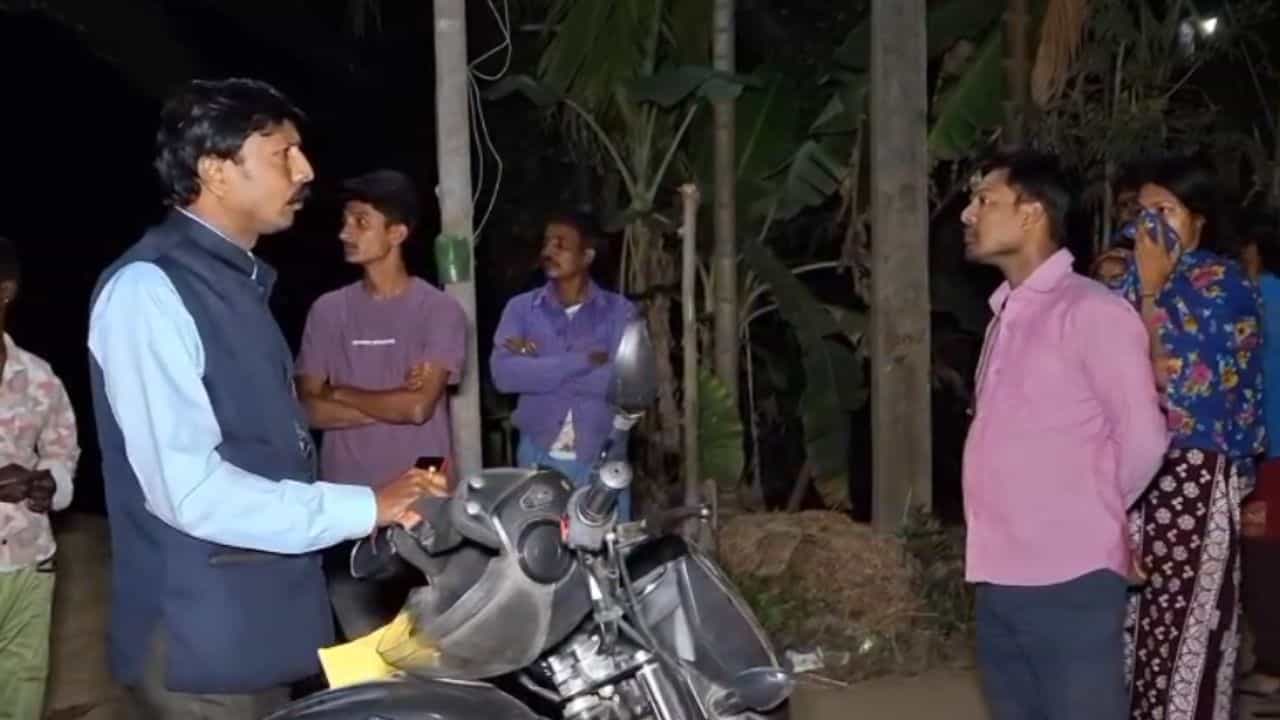 Saktigarh: শক্তিগড়ে বাড়ি ভাড়া নিতে চাইছিল হিন্দিভাষী যুবকরা, এলাকাবাসী প্রশ্ন করতে 'নিজেদের রূপ' দেখিয়ে দিল Saktigarh: শক্তিগড়ে বাড়ি ভাড়া নিতে চাইছিল হিন্দিভাষী যুবকরা, এলাকাবাসী প্রশ্ন করতে 'নিজেদের রূপ' দেখিয়ে দিল