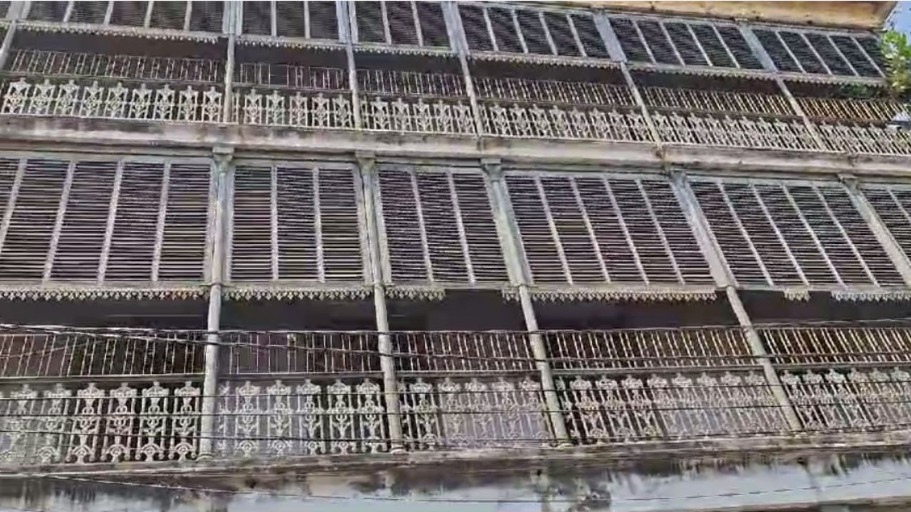 Hooghly: ভেঙে পড়ছে চাঁই, এক এক দিন করে বন্ধ হচ্ছে একটা করে ক্লাস Hooghly: ভেঙে পড়ছে চাঁই, এক এক দিন করে বন্ধ হচ্ছে একটা করে ক্লাস