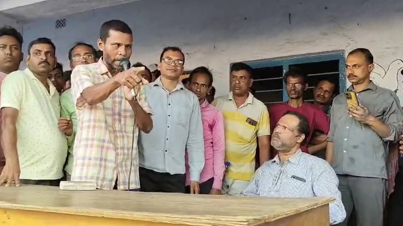 Bankura School: তৃণমূল নেতার সঙ্গে হাত মিলিয়ে স্কুলের ৫২ লক্ষ টাকা আত্মসাতের অভিযোগ, অভিভাবকদের হাতে স্কুলেই আটক প্রধান শিক্ষক