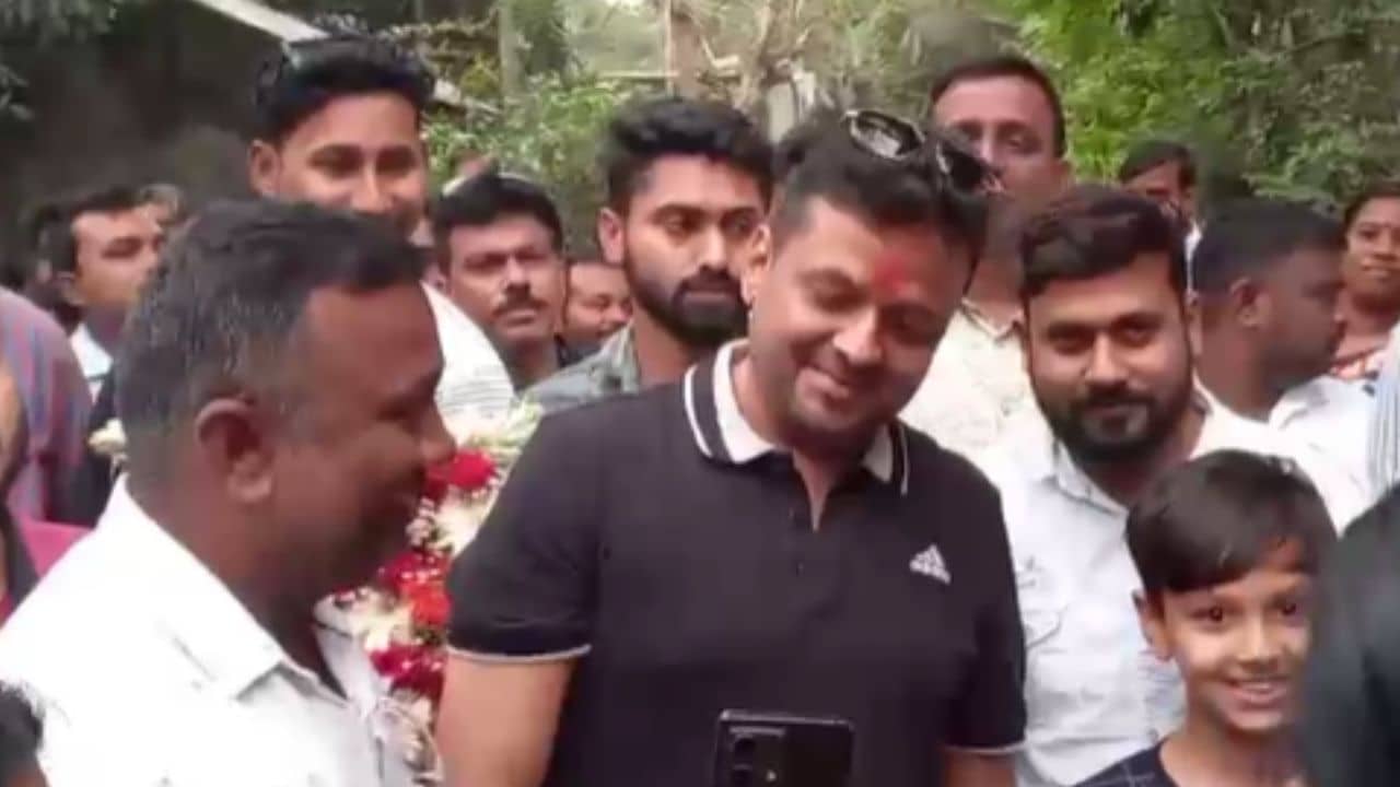 Recruitment Scam: দুবছর জেলে ঠেকে শিখেছেন...নেত্রীকে এবার কয়েকজনের নাম জানানোর চেষ্টায় কালীঘাটের কাকু ঘনিষ্ঠ শান্তনু