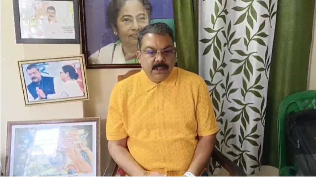 Siliguri Municipal Corporation: গাড়ি ঘিরে ধরে তাণ্ডব, খুনের হুমকি পেলেন ডেপুটি মেয়র Siliguri Municipal Corporation: গাড়ি ঘিরে ধরে তাণ্ডব, খুনের হুমকি পেলেন ডেপুটি মেয়র