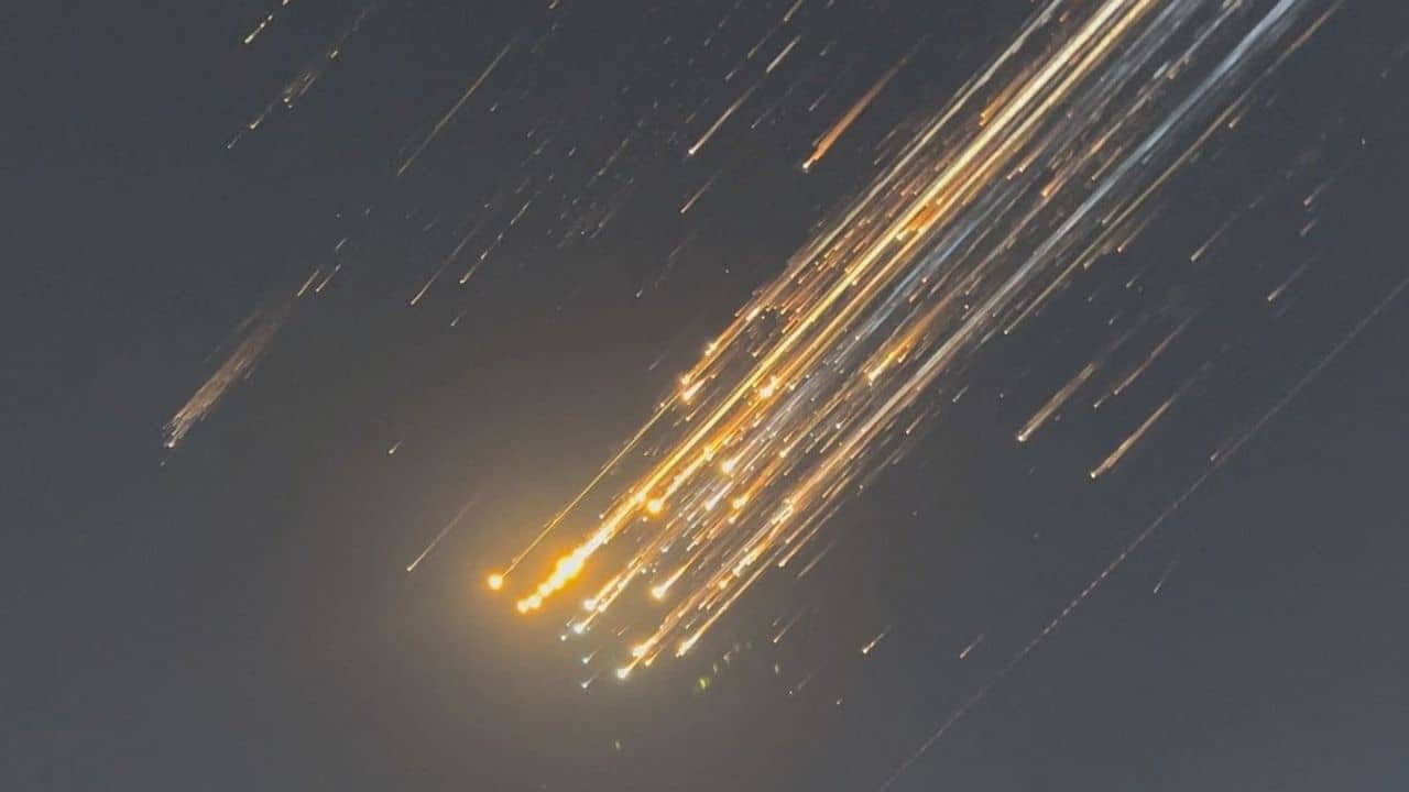 Spaceship Explosion: আকাশ থেকে নেমে আসছে স্পেসশিপের টুকরো, বন্ধ বিমান চলাচল! আপনার ঘাড়েও পড়বে নাকি ভাঙা টুকরো?