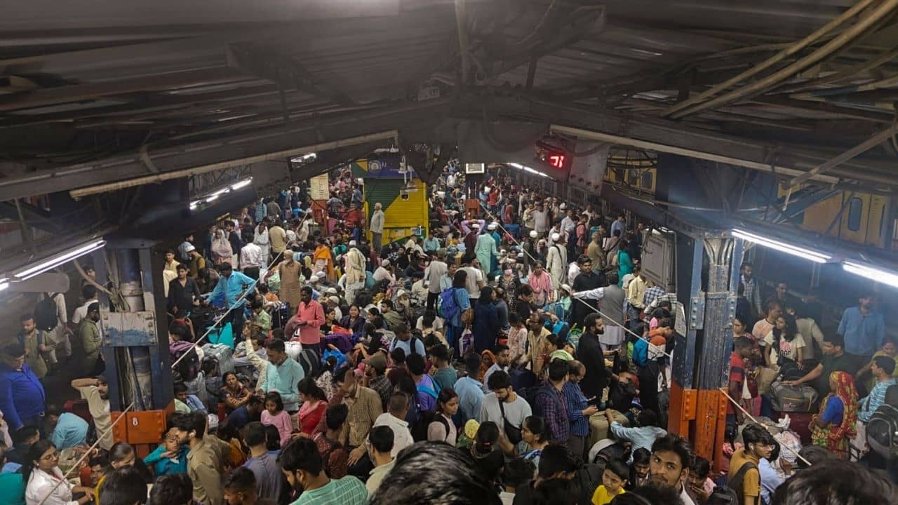 গিজগিজে ভিড় ১২-১৩ নং প্ল্যাটফর্মে, শ্বাস নেওয়ারও জায়গা নেই! আবার পদপিষ্ট হওয়ার জোগাড় নয়া দিল্লি স্টেশনে