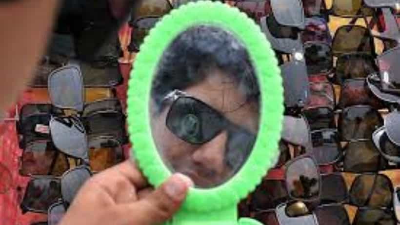 কালো নাকি রঙিন, কী দেখে বাছবেন সানগ্লাস?