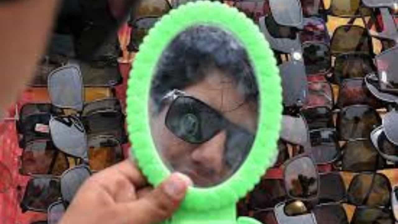 কালো নাকি রঙিন, কী দেখে বাছবেন সানগ্লাস? কালো নাকি রঙিন, কী দেখে বাছবেন সানগ্লাস?