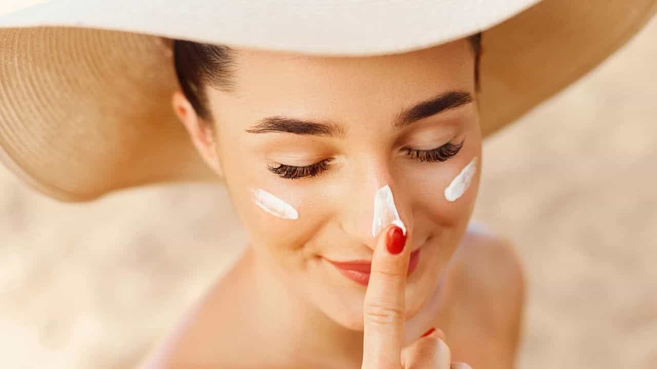 Skin Care Tips: সানস্ক্রিন মাখলেই অ্যালার্জি হয়? চিন্তা নেই ভরসা রাখুন এই সব উপাদানে Skin Care Tips: সানস্ক্রিন মাখলেই অ্যালার্জি হয়? চিন্তা নেই ভরসা রাখুন এই সব উপাদানে
