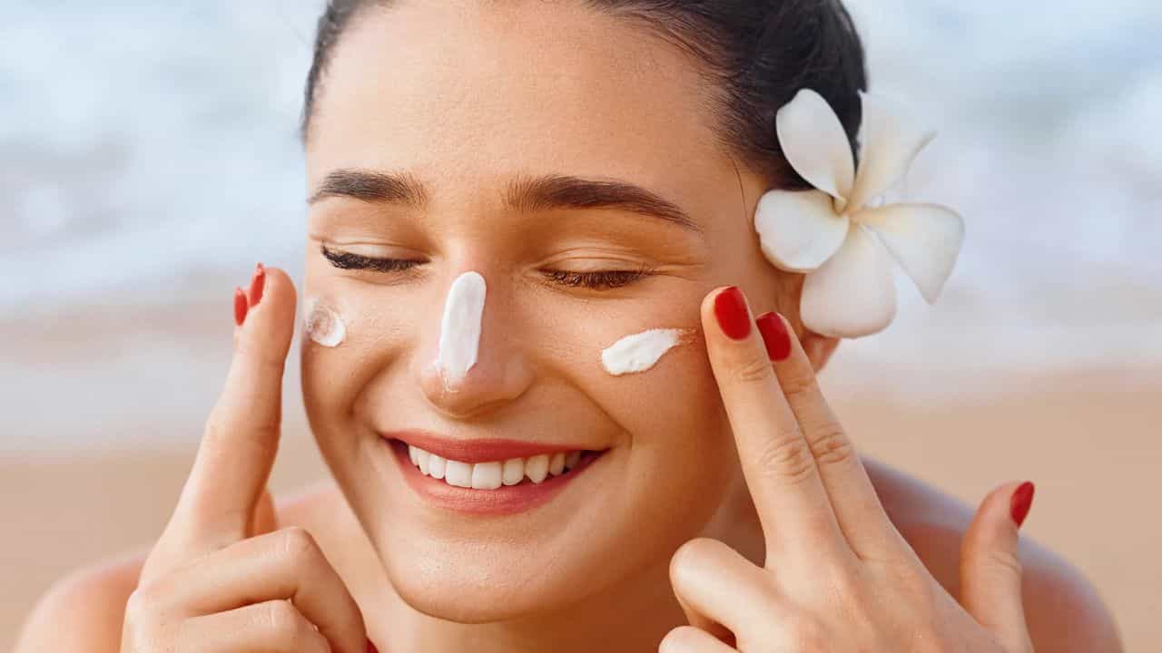 Sunscreen: সানস্ক্রিন কখন কী ভাবে লাগালে ভাল থাকে ত্বক? কাদের লাগানো উচিত জানেন? Sunscreen: সানস্ক্রিন কখন কী ভাবে লাগালে ভাল থাকে ত্বক? কাদের লাগানো উচিত জানেন?