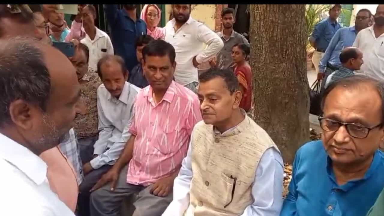 TMC: রায়দানের আগে দোষী সাব্যস্ত বর্ধমান উন্নয়ন সংস্থার চেয়ার পার্সন সহ তৃণমূল নেতাদের সঙ্গে দেখা করতে গেলেন মন্ত্রী! TMC: রায়দানের আগে দোষী সাব্যস্ত বর্ধমান উন্নয়ন সংস্থার চেয়ার পার্সন সহ তৃণমূল নেতাদের সঙ্গে দেখা করতে গেলেন মন্ত্রী!