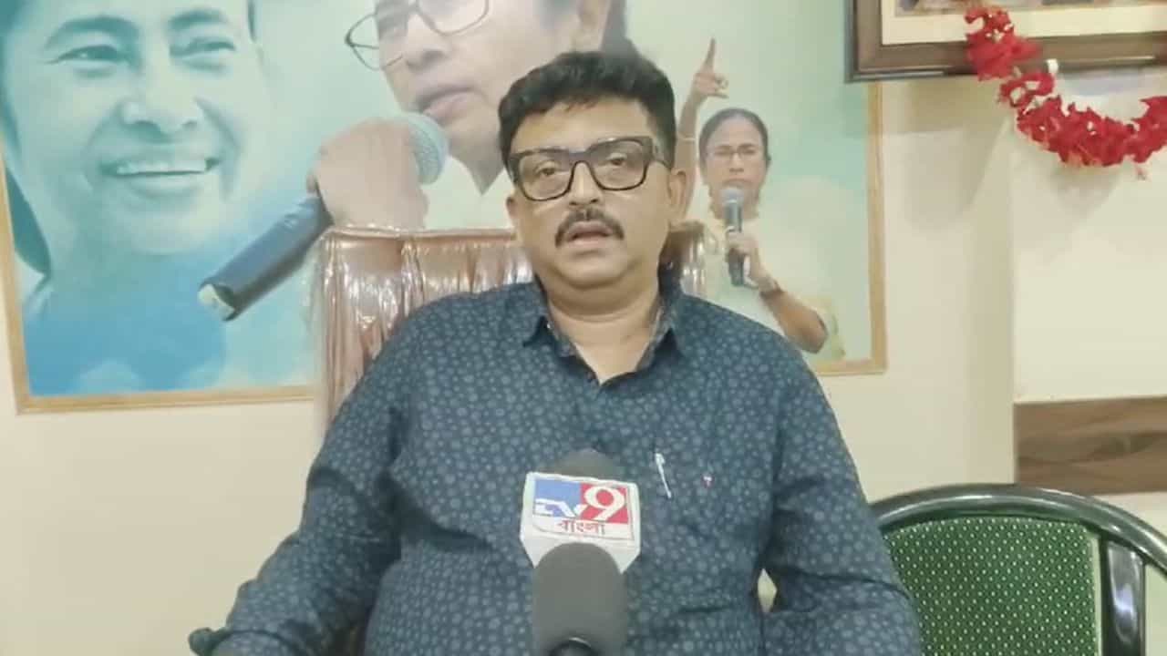 TMC: বিদেশ থেকে খুনের হুমকির অভিযোগ, থানায় পানিহাটির তৃণমূল কাউন্সিলর TMC: বিদেশ থেকে খুনের হুমকির অভিযোগ, থানায় পানিহাটির তৃণমূল কাউন্সিলর