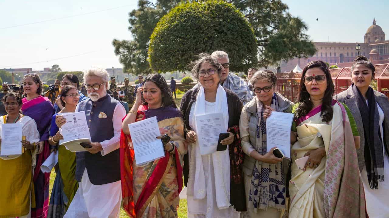 Parliament Budget Session: তৃণমূলের হাতে মোক্ষম অস্ত্র, বাজেটের দ্বিতীয় পর্বে কেন্দ্রকে কোণঠাসা করতে পারবে বিরোধীরা? Parliament Budget Session: তৃণমূলের হাতে মোক্ষম অস্ত্র, বাজেটের দ্বিতীয় পর্বে কেন্দ্রকে কোণঠাসা করতে পারবে বিরোধীরা?