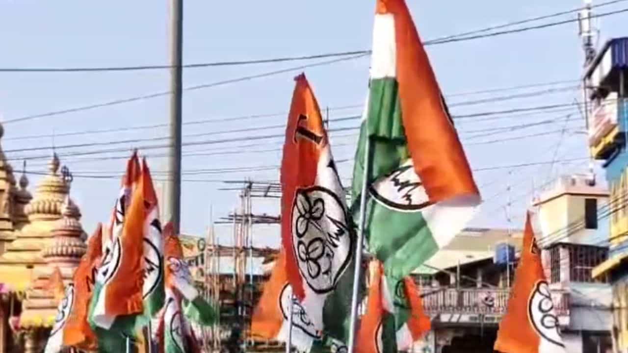 TMC: নিজেদের প্রধানের বিরুদ্ধেই অনাস্থা তৃণমূলের! ভোটের আগে কী হচ্ছে ফাঁসিদেওয়ায়? TMC: নিজেদের প্রধানের বিরুদ্ধেই অনাস্থা তৃণমূলের! ভোটের আগে কী হচ্ছে ফাঁসিদেওয়ায়?