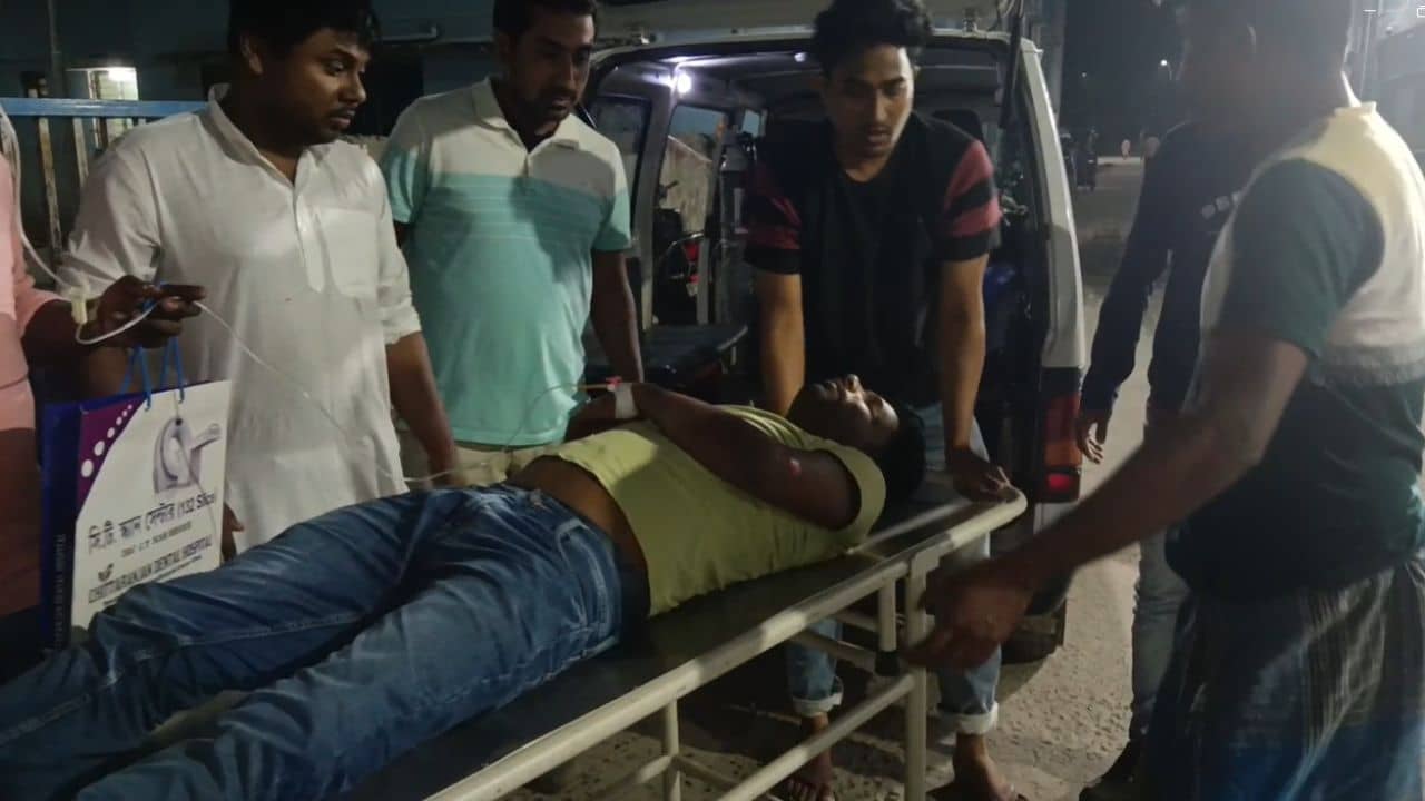 Kulpi: রাস্তায় ঘিরে ধরে তৃণমূল যুব নেতাকে পিটিয়ে খুনের চেষ্টা, শাসকদলের পার্টি অফিসে আনাগোনা করে অভিযুক্তরা