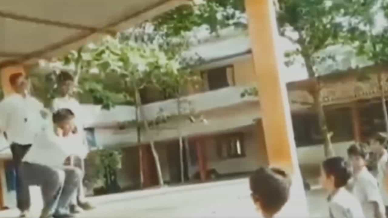 VIDEO: পায়ে ধরলেন পড়ুয়াদের, ক্ষমা চেয়ে কান ধরে উঠবোস প্রধান শিক্ষকের! কারণটা যা ভাবছেন, তা নয়... VIDEO: পায়ে ধরলেন পড়ুয়াদের, ক্ষমা চেয়ে কান ধরে উঠবোস প্রধান শিক্ষকের! কারণটা যা ভাবছেন, তা নয়...