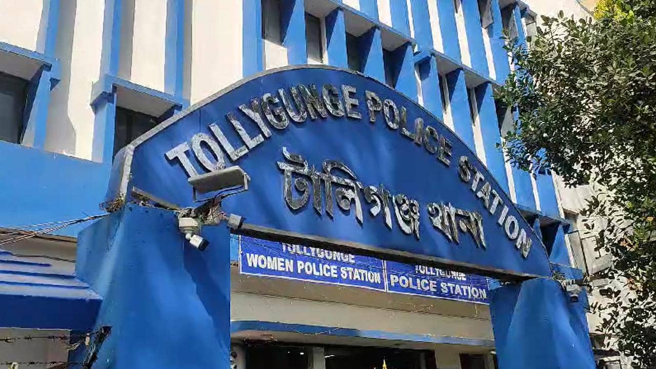 Tollygunge: প্যান্টে রক্তের দাগ দেখে মায়ের সন্দেহ! টালিগঞ্জে ৭ বছরের নাবালিকাকে ধর্ষণের অভিযোগে শোরগোল