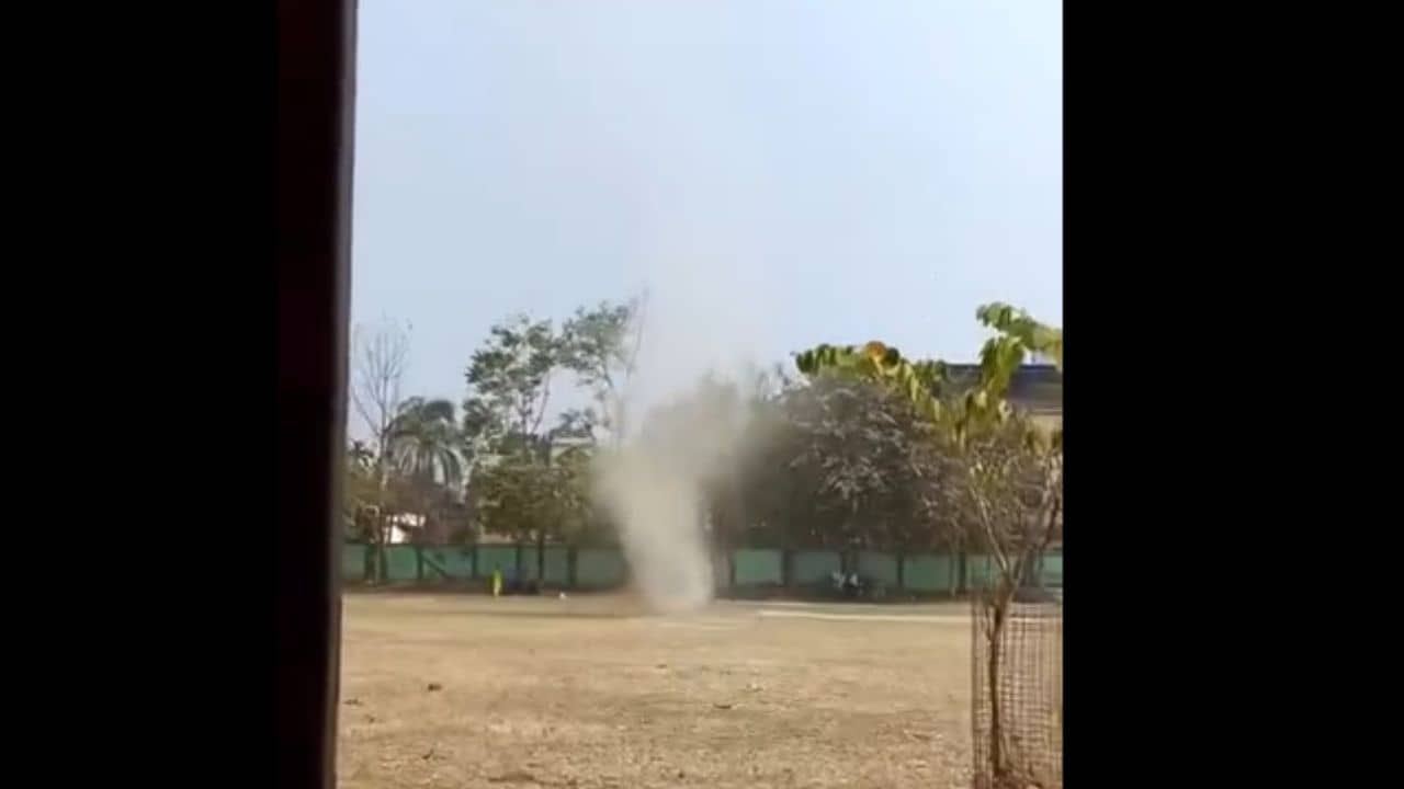 Raiganj: কালো কুণ্ডলীকৃত ঝড়! এক মুহূর্তের ভয়াবহ টর্নেডো বিশ্ববিদ্যালয় ক্যাম্পাসে