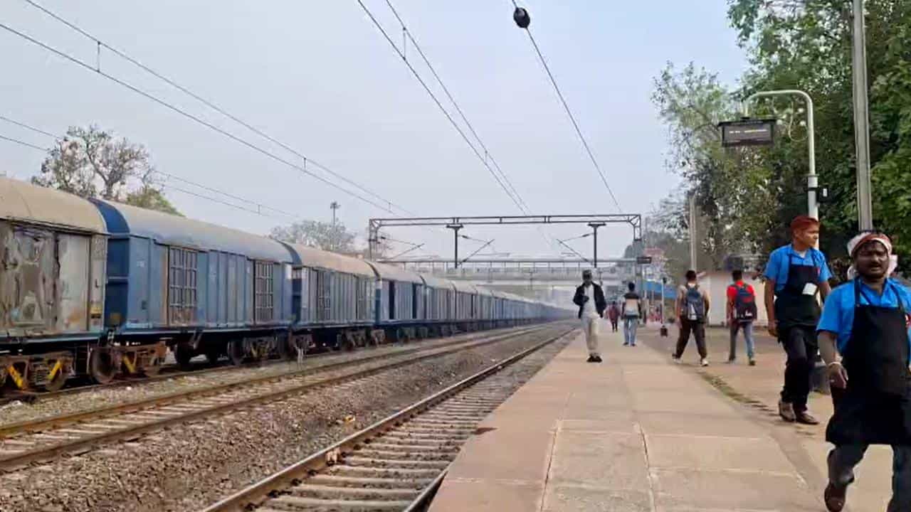 Train Accident: এপারে চালক, ওপারে গার্ড! চলতে চলতে দু’ভাগ হয়ে গেল আস্ত ট্রেন Train Accident: এপারে চালক, ওপারে গার্ড! চলতে চলতে দু’ভাগ হয়ে গেল আস্ত ট্রেন